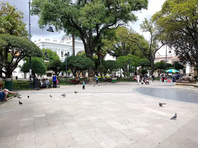 Plaza 25 de Mayo de Sucre con árboles y personas